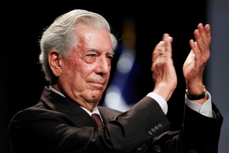 Mario Vargas Llosa es elegido miembro de la Academia Francesa