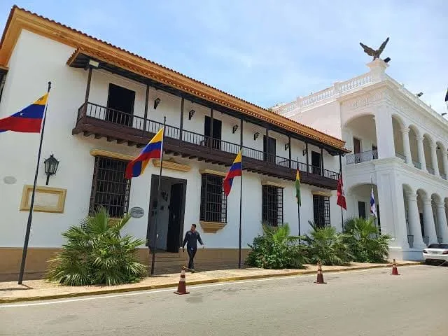 Entrega del reconocimiento especial de la Academia de la Historia del estado Zulia